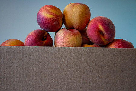 成熟的桃子堆在盒子里，收获，桃园