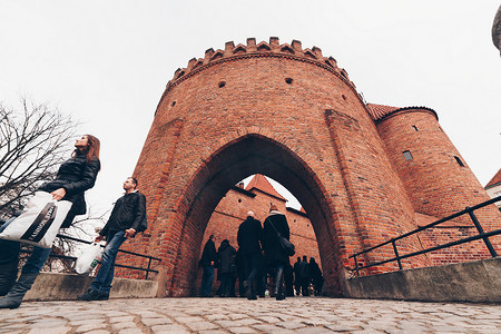 波兰华沙 — 2018 年 3 月华沙历史之门与游客，华沙中心 — 波兰的中世纪防御工事