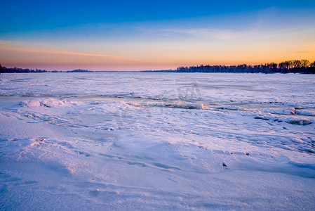 日出时结冰的河水