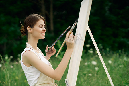 女人在户外画一幅画风景爱好创意