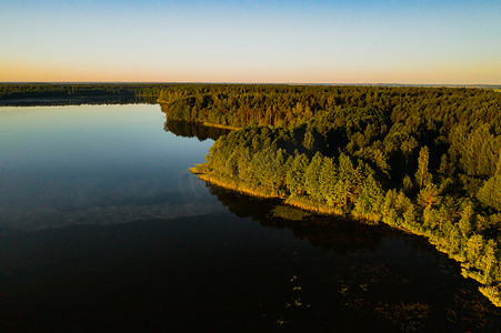 布拉斯拉夫湖国家公园森林中博尔塔湖的顶视图，这是白俄罗斯最美丽的地方。湖中的一个岛屿。白俄罗斯。