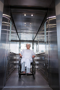 电梯里坐轮椅的残疾老年患者