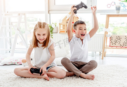 小男孩和女孩玩电子游戏