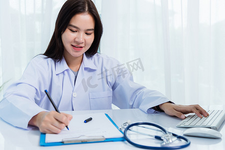 女医生在文书工作或剪贴板白色 p 上写东西