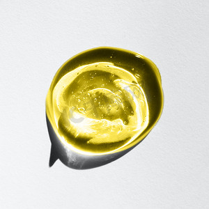 透明的黄色和灰色液体凝胶滴或涂片隔离在白色背景上。