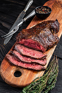 烤肉店精选牛排 Onglet 挂在切板上的嫩牛肉。