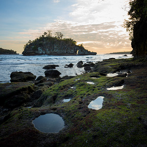 水晶湾日落，珀尼达岛，印度尼西亚