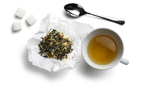 含有天然芳香添加剂的绿茶和一杯茶。