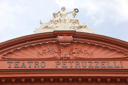 意大利巴里 - 2019 年 7 月 28 日：Teatro Petruzzelli 歌剧和芭蕾舞剧院正面的细节。 