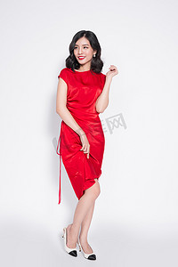 身穿时尚红色派对礼服的全长惊人奢华亚洲女性