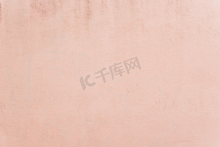 淡粉色纹理墙背景。
