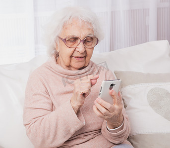 曾祖母用智能手机交谈