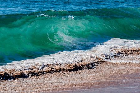 新科罗曼德半岛泰鲁阿海滩上的海浪汹涌而来