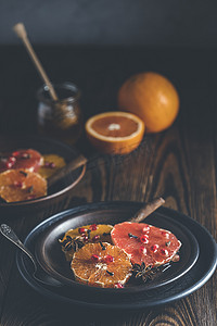 橙色甜点配酒蜂蜜或枫糖浆和姜香料，