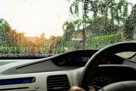 蓝色不好摄影照片_雨天视力不好 雨滴在汽车玻璃上