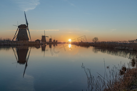 暮光摄影照片_荷兰阿尔布拉瑟丹运河中部联合国教科文组织遗产风车剪影的暮光日出