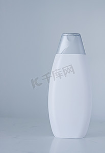 空白标签化妆品容器瓶作为灰色背景的产品模型