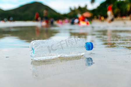 水资源地球占比摄影照片_海滩上的塑料瓶垃圾 人类垃圾倾倒