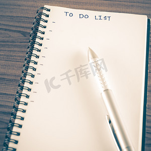 笔记本和笔，上面有单词待办事项列表