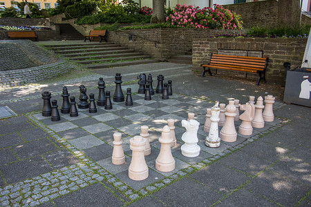 公园人行道上的国际象棋