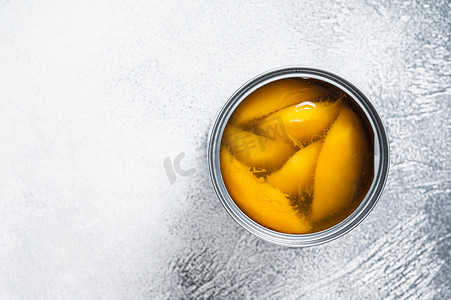 新鲜的芒果摄影照片_金属罐装糖浆芒果片罐头。