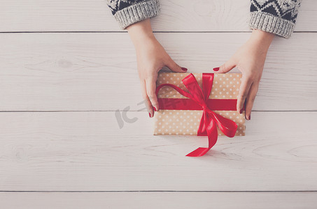 女人的手在礼物盒里送圣诞礼物