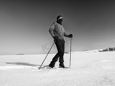 突围摄影照片_穿着雪鞋的游客在雪堆中行走。