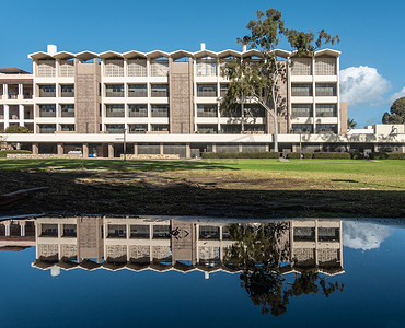 加州大学圣巴巴拉分校 (UCSB) 的化学大楼，以及加利福尼亚州圣巴巴拉市的倒影