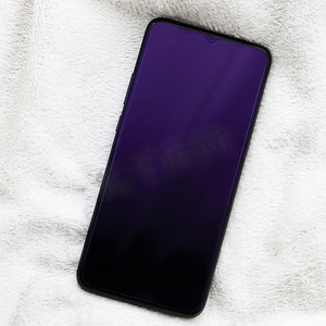 冬季白色毯子上的紫色移动设备、智能手机平板模型作为应用程序模板和品牌营销设计