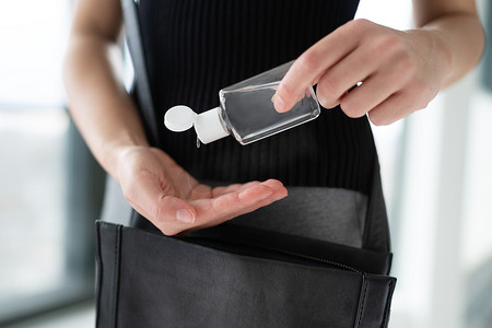 COVID-19女性洗手液外出上班时在公共场所使用小型便携式洗手液瓶用酒精凝胶分配器清洁双手