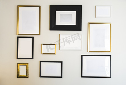 白墙上空的金色和黑色相框和相框，模拟您的照片或文字，复制空间现代设计豪华装饰