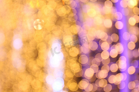 金黄色背景摄影照片_散景背景金黄色色彩缤纷的圣诞快乐，新年快乐散景照明在夜间背景上闪耀，散景闪光，金色豪华背景纹理，闪闪发光的壁纸