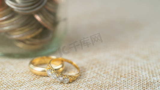 结婚戒指，罐子里有硬币，为结婚存钱。