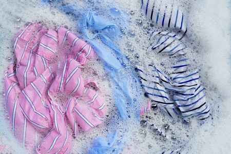 彩色衣物浸泡在洗衣粉水中溶解。