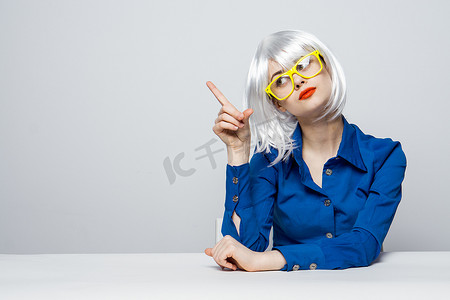 戴着白色假发的漂亮女人用手红唇黄色眼镜时尚生活方式