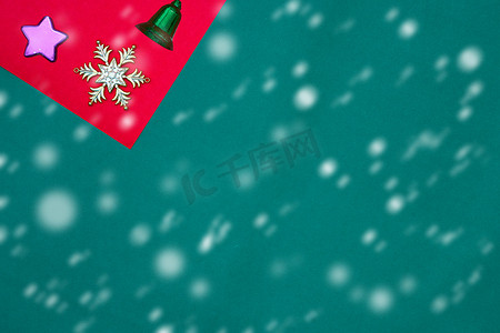 红色和绿色背景上的绿铃、雪花和星星