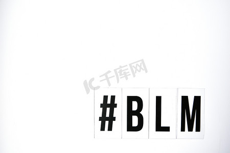 我们不也了摄影照片_白色背景上的主题标签“BLM 黑人的命也是命”文本。