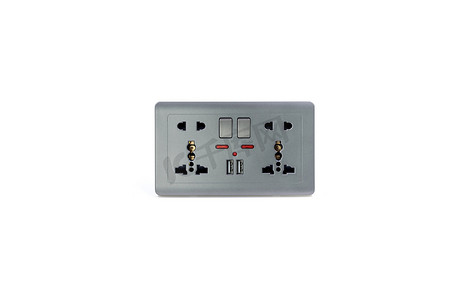 通用壁装插座交流电源插头，带 USB 5.0V 直流输出插座，用于白色背景隔离的充电器。