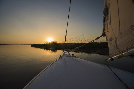 日落时从帆船看埃及尼罗河