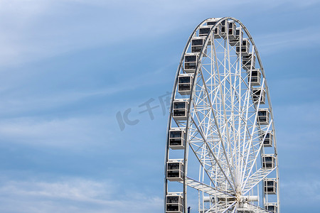 天空浅蓝摄影照片_在浅蓝的天空背景上的全景轮。