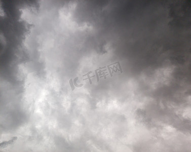 灰色夏季广阔的暴风云背景，向上的视野