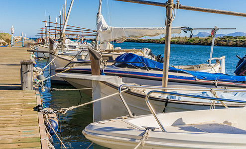 马略卡岛，带锚船的海岸线木码头，西班牙地中海
