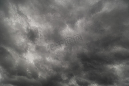 戏剧性的灰色暴风云背景从地面向上看
