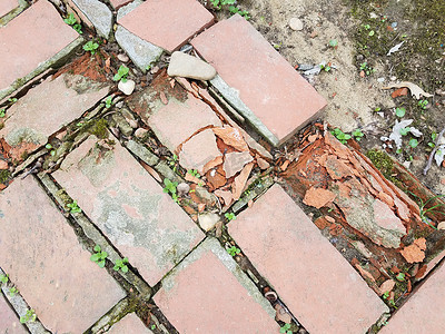 地面上风化或磨损的红砖或砖石