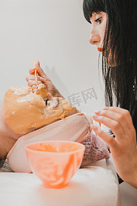 护肤品金色摄影照片_女人脸上的金色面膜，用于放松和皮肤保湿的芳香面膜，参观水疗中心。