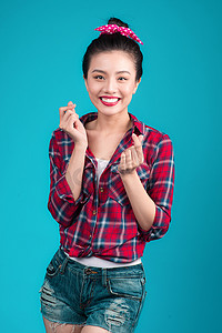 微笑可爱的亚洲女人穿着蓝色的海报风格连衣裙。