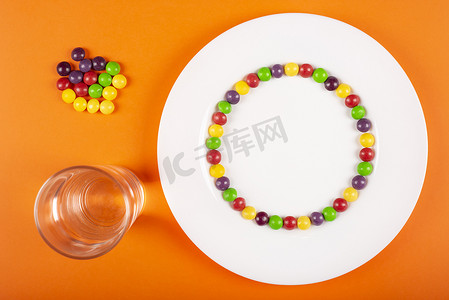 由水果味的彩色糖果制成的彩虹漩涡。