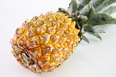 白色背景中分离的菠萝，凤梨热带水果