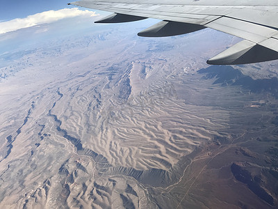 美国西部波纹纹理飞机机翼的窗口视图