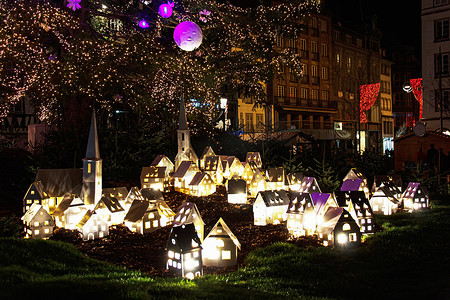 法国克莱巴尔市中心的斯特拉斯堡圣诞市场夜间展示阿尔萨斯建筑村的灯光